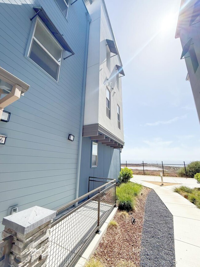 Building Photo - 9776 Seawind Wy