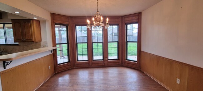 Building Photo - Vaulted Ceiling, Huge Yard, Close to Town