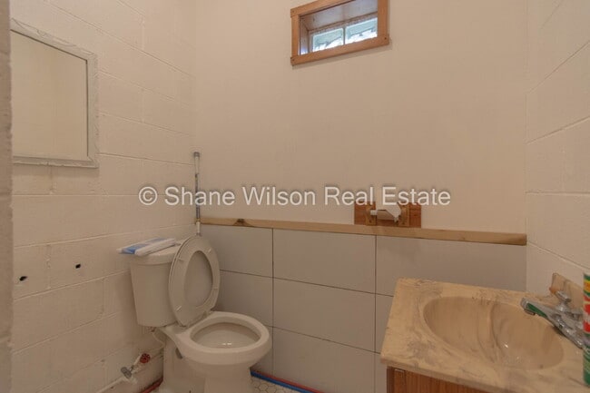 Building Photo - Commercial Property Ideal for Contractor t...