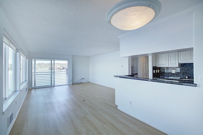 Building Photo - 2Bd/1.75Ba Kirkland Condo