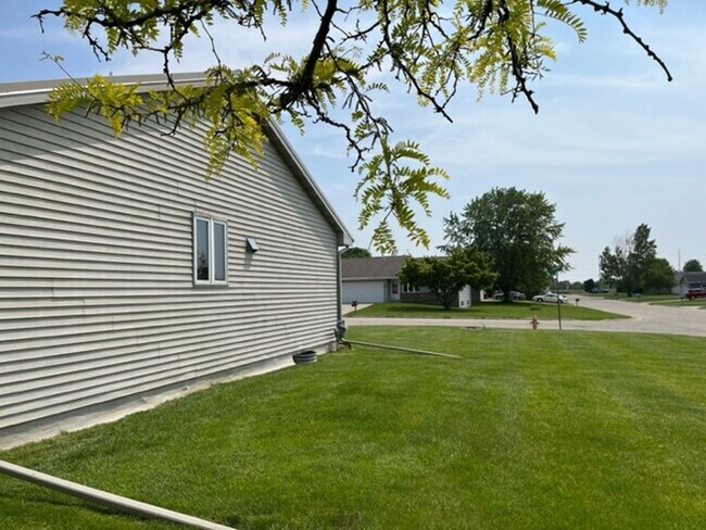 Building Photo - 330