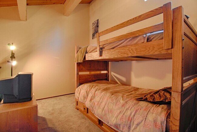 Building Photo - SKI LEASE: Kings Beach; Updated & Well App...