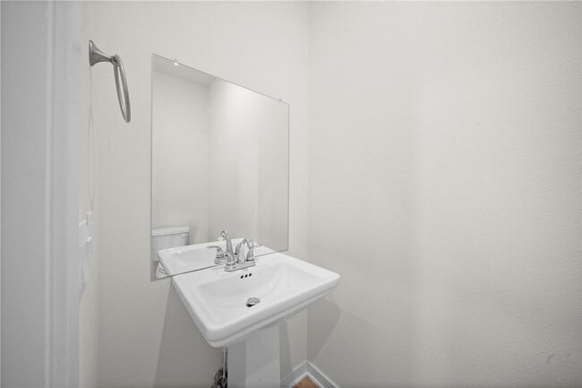 Building Photo - 3844 Pinecrest St