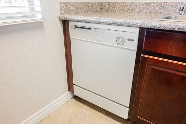 Building Photo - Beautiful 1 bedroom condo Resort style guard gated community