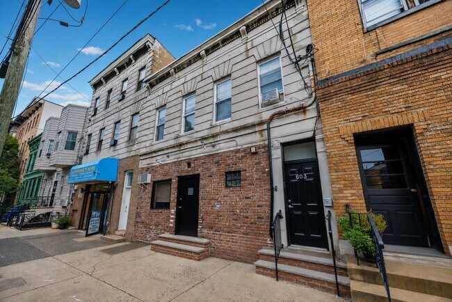 Building Photo - 603 Adams St