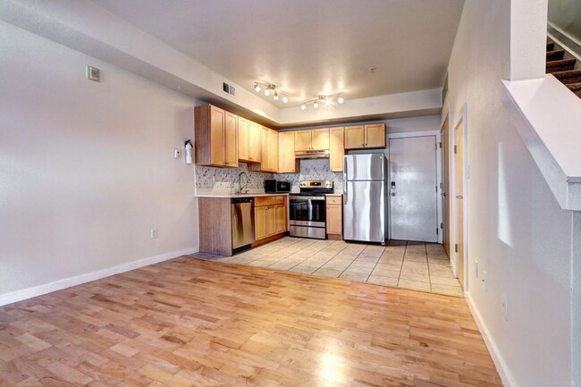 Building Photo - Renovated 1 Bedroom 1 Bathroom Townhome in...