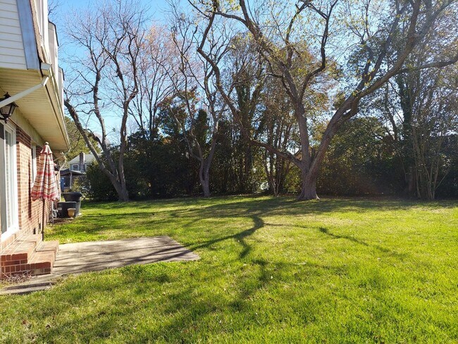 Building Photo - 5 BR 2.5 SINGLE FAMILY HOME