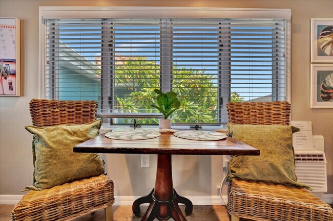 Building Photo - 483 E Shore Dr