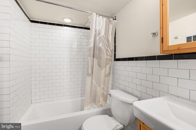 Building Photo - 2318 E York St