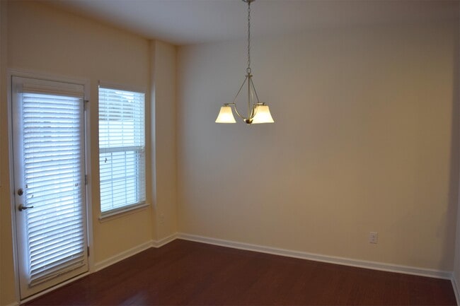 Building Photo - 2757 Silverthorn Dr