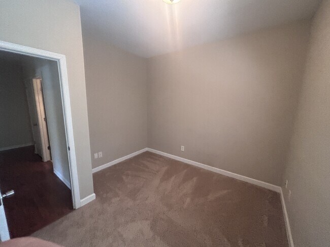 Building Photo - 100 Kingswood Cir