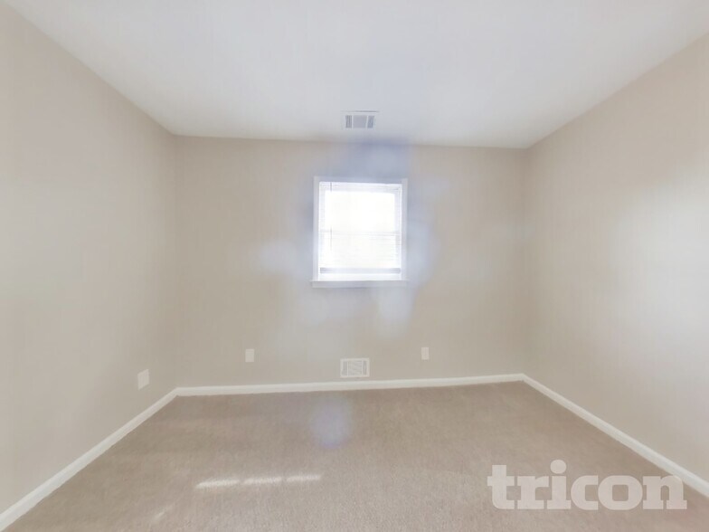 Building Photo - 2339 Country Club Dr SE