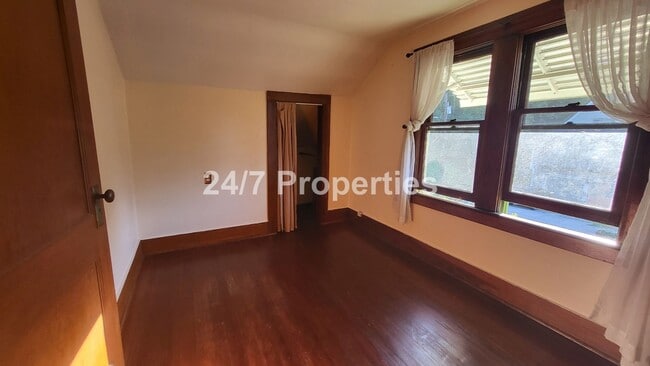 Building Photo - Charming 2 BD | 1 BA West Linn Cottage - R...
