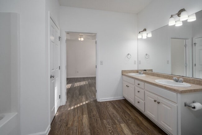 Building Photo - Charming and Newly Renovated 3 Bedroom 2 Bath Home Available Now!