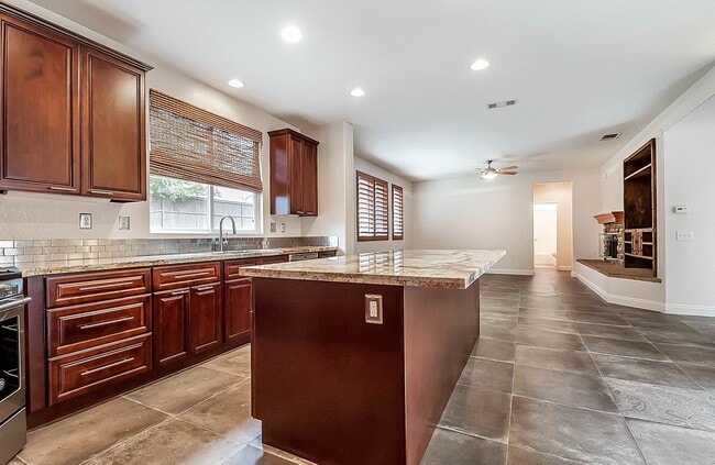 Building Photo - Modern 5 Bedroom in Paseo Del Sol