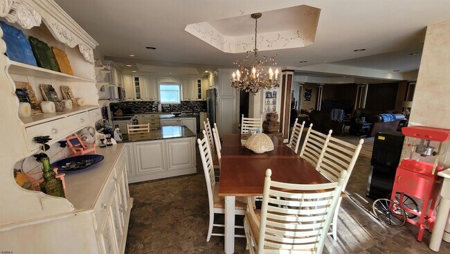 Building Photo - 104 S Avolyn Ave