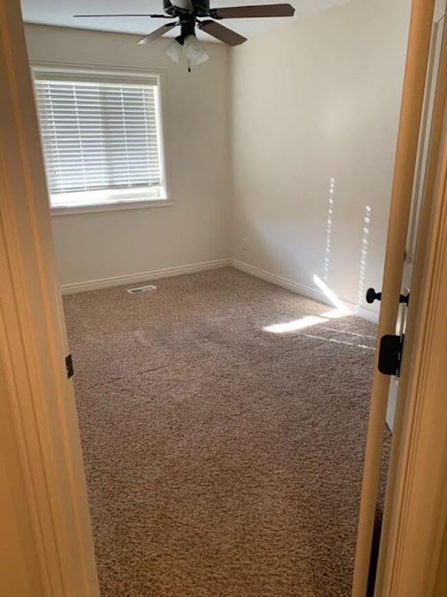 Building Photo - 3 Bed 2.5 Bath ROCK CREEK TOWNHOME in Rexb...