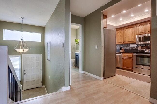Building Photo - Welcome to this beautiful 1,042 sq. ft. condo offering modern comfort in a prime location!