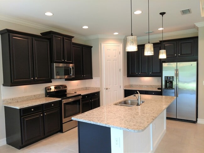 Building Photo - Unfurnished Annual Rental - Lovely 3 Bedroom Home in Calusa Park. Nicely upgraded and Pet Friendly