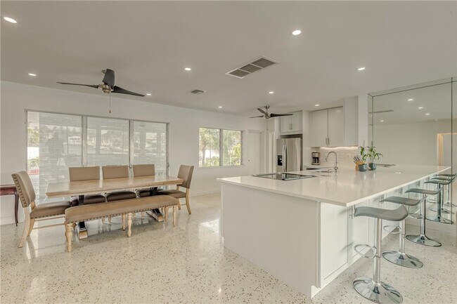Building Photo - 2717 Yacht Club Blvd