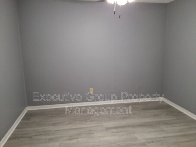 Building Photo - 246 Elmwood Dr