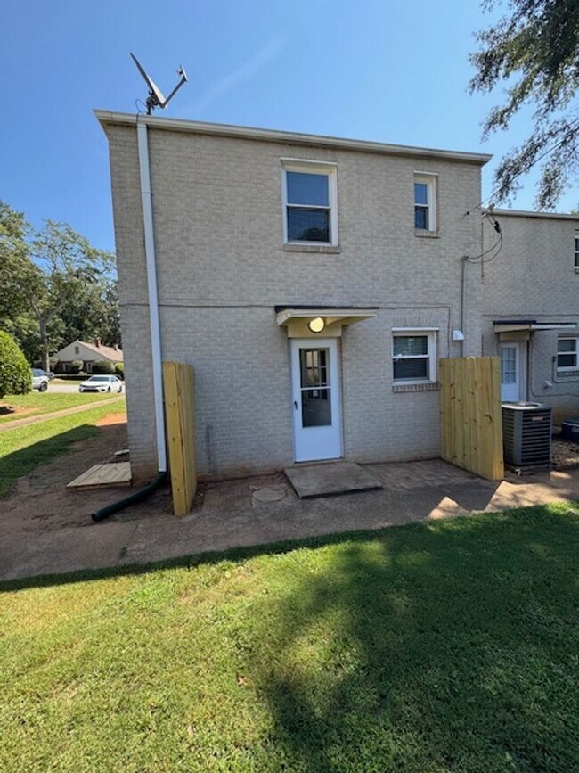 Building Photo - Downtown living at its best!  Remodeled - 2-Story End-Unit is convenient to all that Downtown Gre...