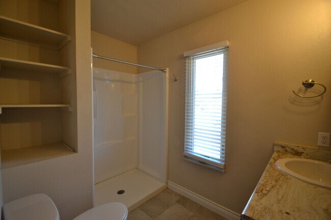 Building Photo - 4 Bed 3 Bath Home in District 20!