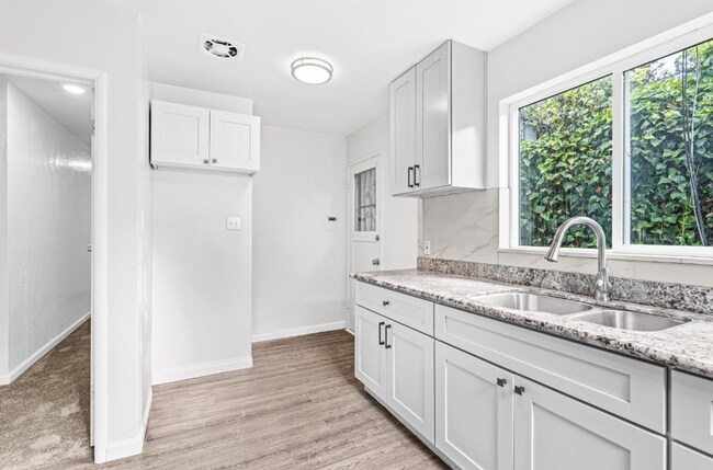 Building Photo - Newly Updated Oakland 3-Bed: Off-Street Pa...