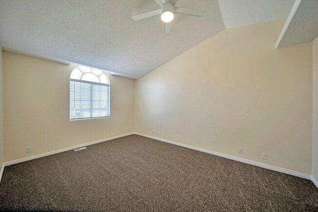 Building Photo - Awesome remodel home in great location w a...