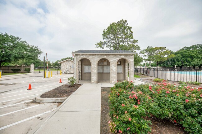 Building Photo - 2842 Holly Hall St