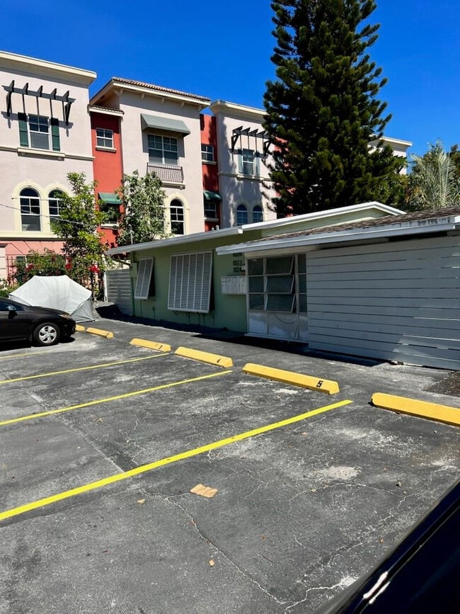 Building Photo - 1020 NE 17th Way