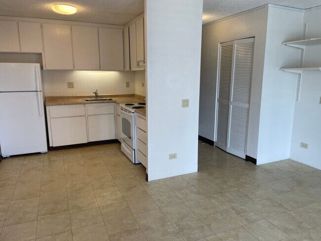 Building Photo - Rainbow Place - Moiliili - 1 Bdrm/1 Bath/1...