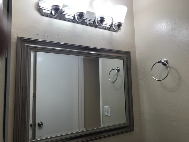 Building Photo - Make This Condo A Place You Can Call Home!!