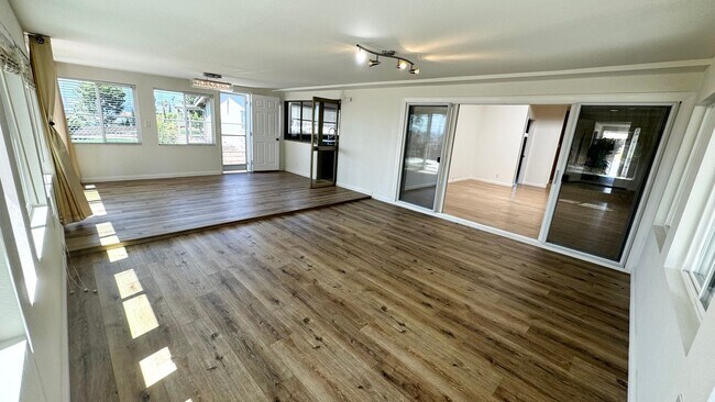 Building Photo - Spacious Home overlooking Daimond Bar hills