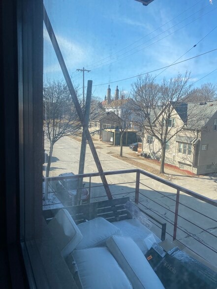 Building Photo - 215 W Maple St