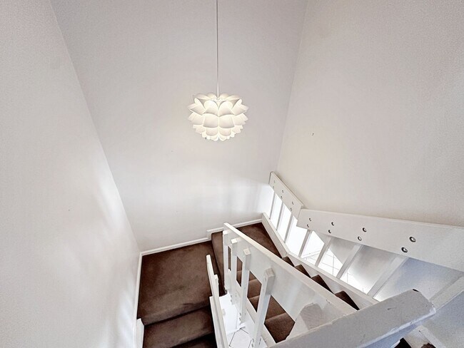 Building Photo - 3 BEDROOM 2.5 BATH TOWNHOME