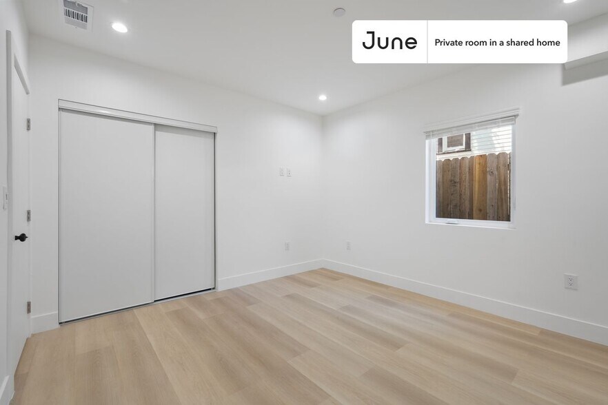 Building Photo - Private bedroom in 3 bed/2 bath Home