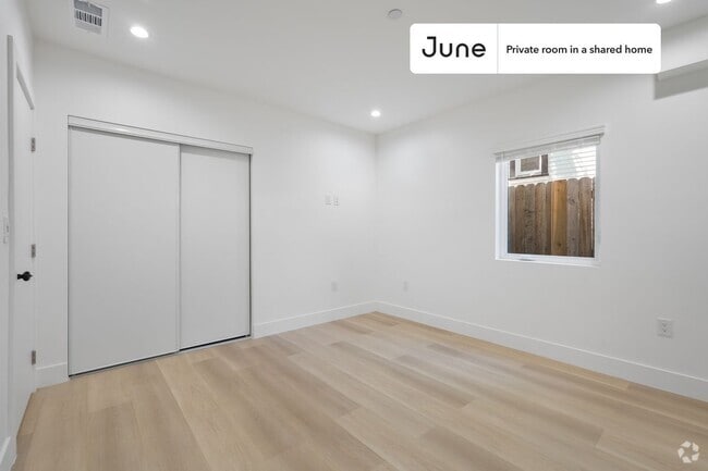 Building Photo - 1321 N June St