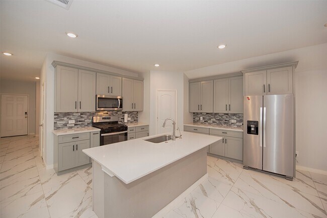 Building Photo - 15223 Mayflower St