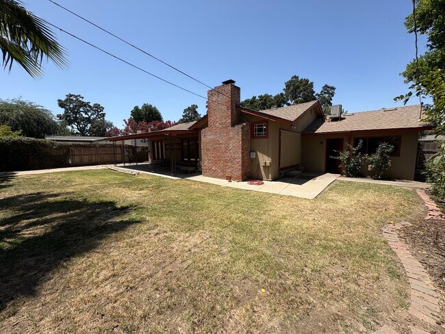 Building Photo - Visalia 2 Bed 2 Bath available now.
