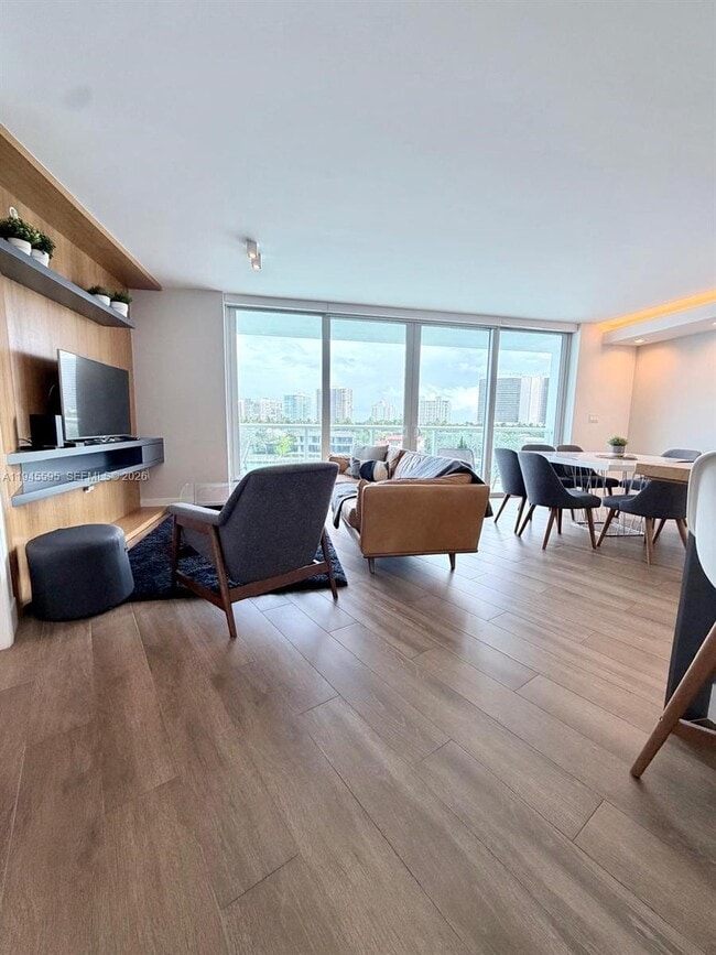 Building Photo - 9821 E Bay Harbor Dr