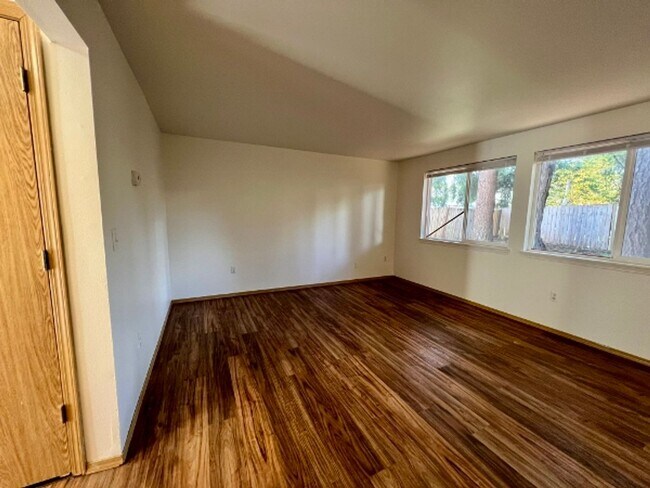 Building Photo - 3BD Townhome