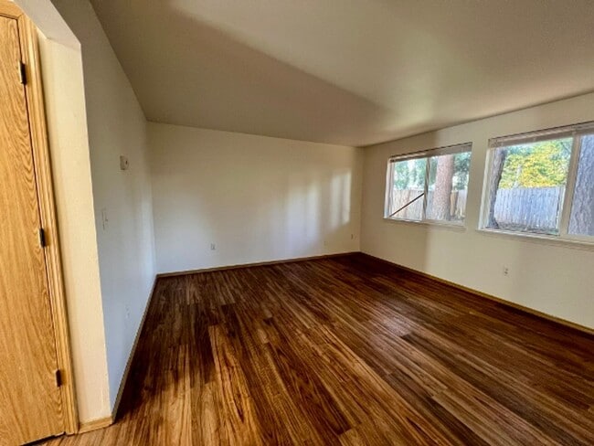 Building Photo - PENDING APPLICATION; 3BD Townhome