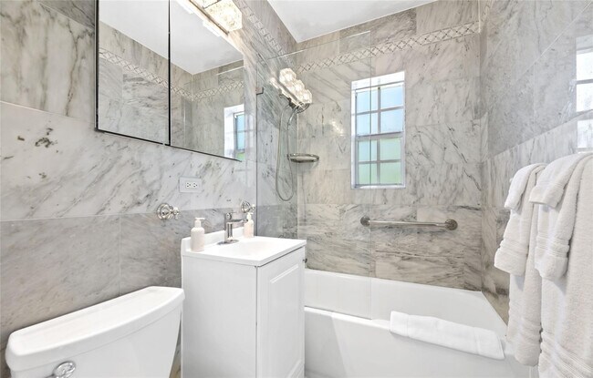 Building Photo - 3015 Seville St