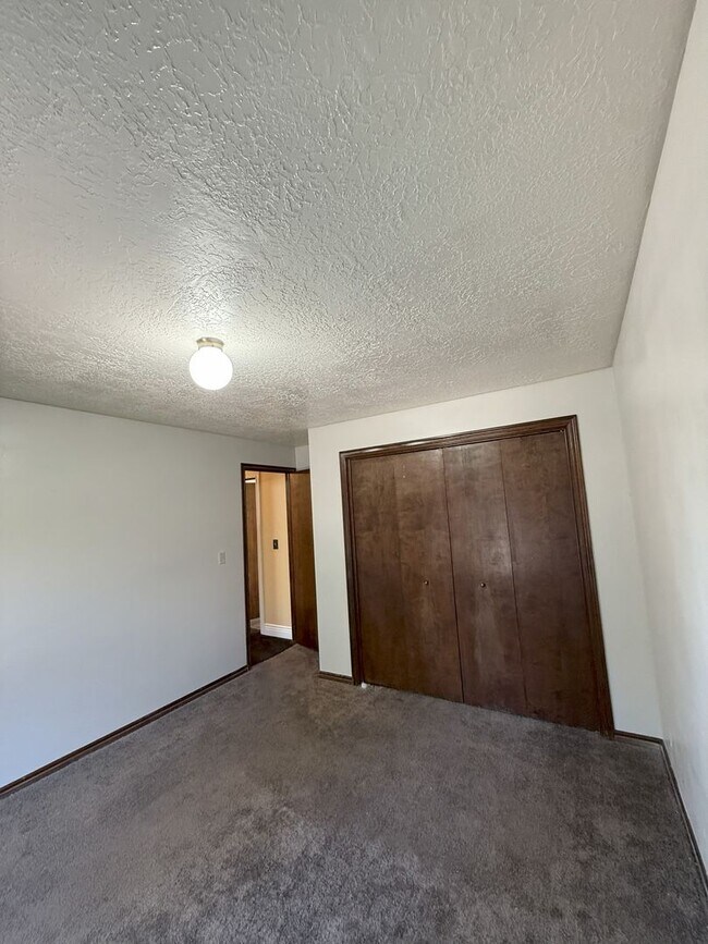 Building Photo - 4 Bed / 3 Bath Home for Rent in Riverdale,...
