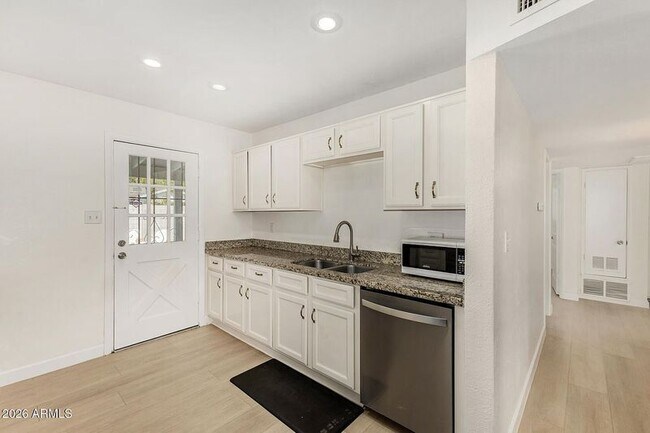 Building Photo - 220 E McKinley St