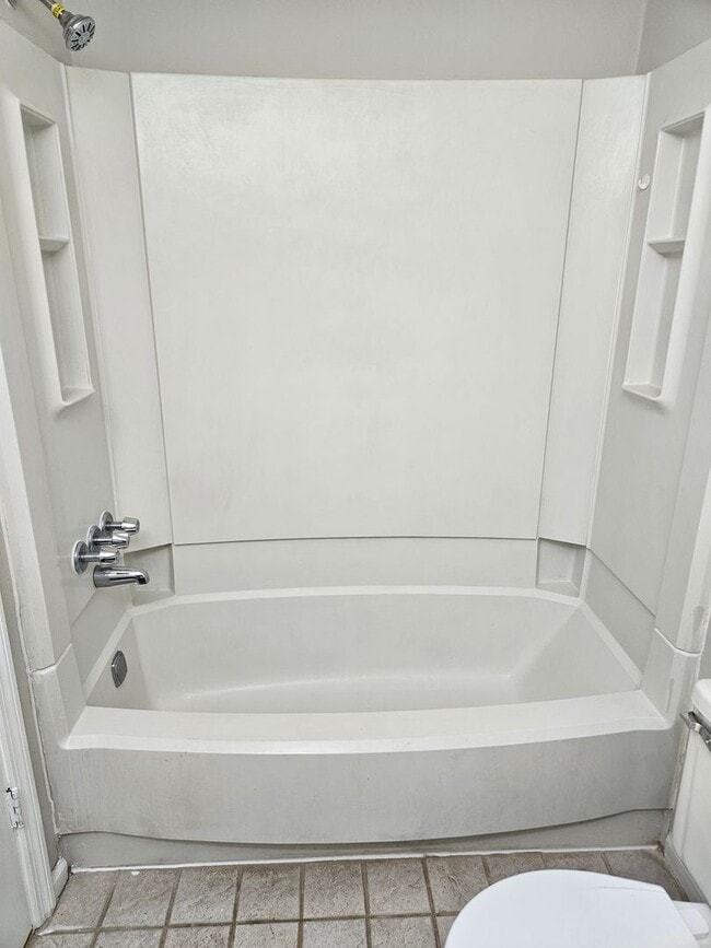 Building Photo - Don't miss out on this 2 bed 2.5 bath cond...