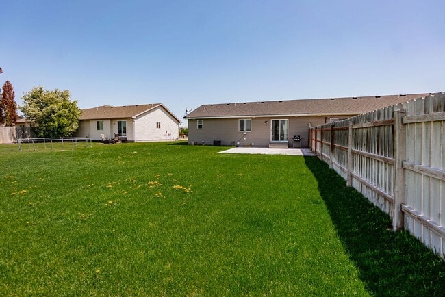 Building Photo - Charming 3-Bedroom Home with Garage on a S...