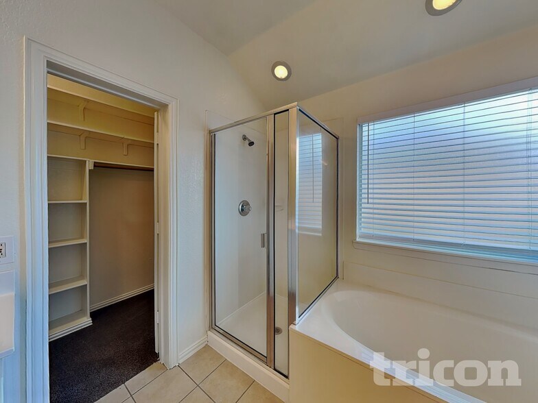 Building Photo - 1810 Millbrook Dr