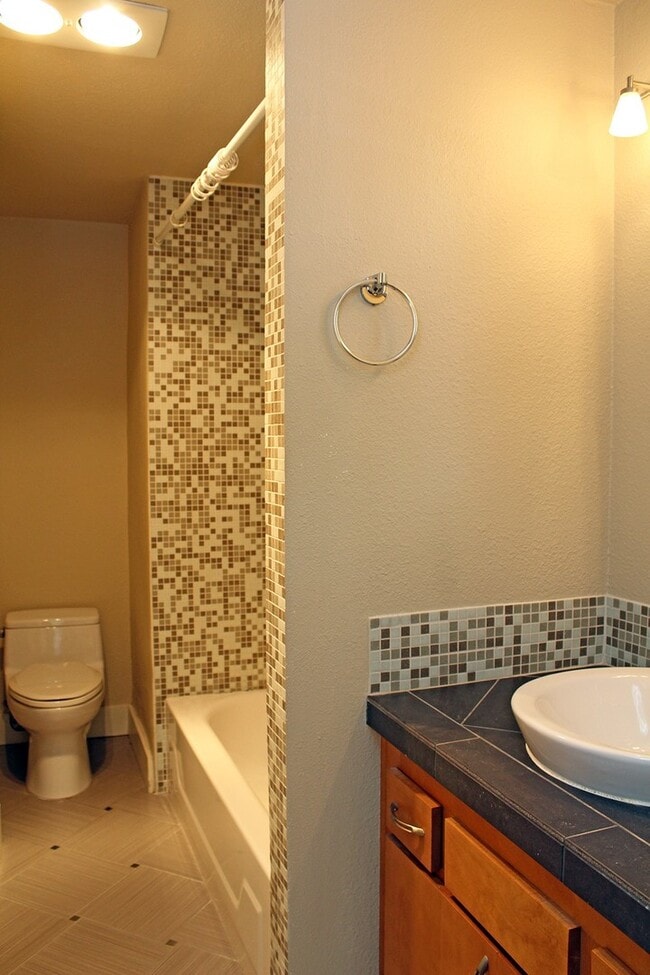 Building Photo - 1829 NW Lovejoy St